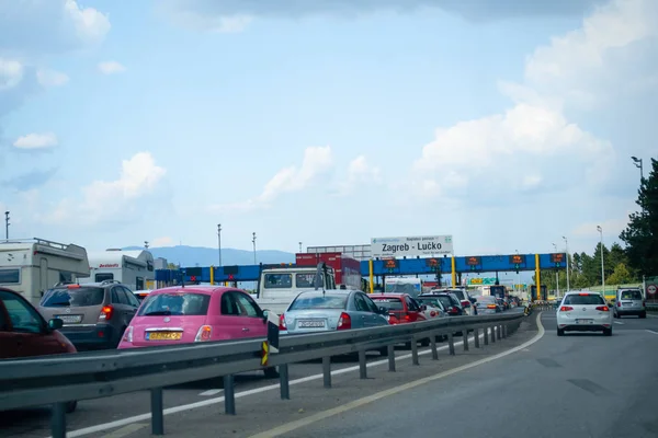 Zagreb, Hırvatistan'daki Lucko Toll kapısında congestions turizm sezonunda ile ağır ilişkisini
