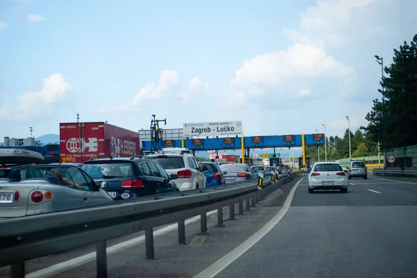 Trafiic pesado com congestões no portão de pedágio Lucko em Zagreb, Croácia durante a temporada turística — Fotografia de Stock