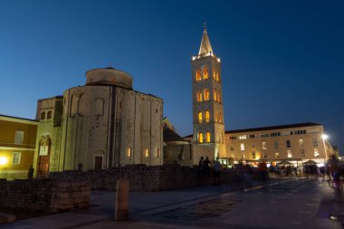 Zadar, Hırvatistan eski kilise St Donat ve Antik Roma Meydanı ile gün batımında