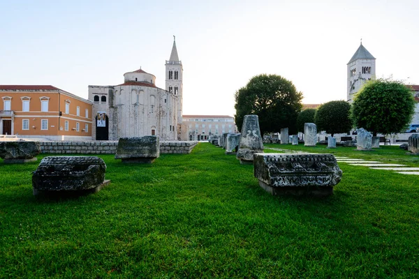 Zadar, Kroatien med tomma gatorna tidigt på morgonen — Stockfoto