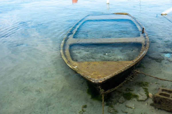 Маленькая затонувшая лодка в гавани под водой — стоковое фото