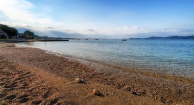 Turanj, Dalmaçya, Hırvatistan, Pasman Adası arka planda küçük köyde Beach'de