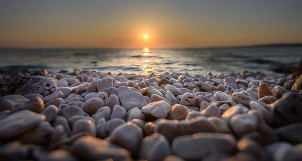 Beach pebbles at sunset, close up macro — Stock Photo, Image