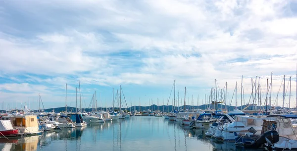 Linhas de iates e barcos à vela na marina à noite — Fotografia de Stock