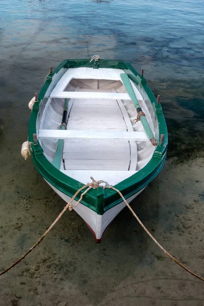 Petit bateau de pêche traditionnel en bois dans le port — Photo