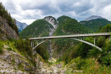 Arka plan ve bulutlu gökyüzü Dağı dağ river gorge Avrupa Alpleri'nde üzerinde köprü kemerli