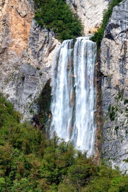 Boka şelale Julian Alps, Slovenya 106 m yüksekliği ile Avrupa Alpleri'nde şelaleler en yüksek biridir