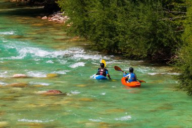 Bir çift zümrüt, Turkuaz Dağ nehir kanosu Rapids önlerinde yaklaşıyor