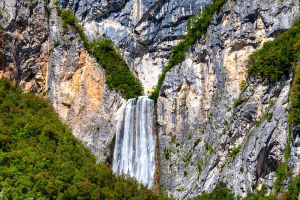 Boka şelale Julian Alps, Slovenya 106 m yüksekliği ile Avrupa Alpleri'nde şelaleler en yüksek biridir