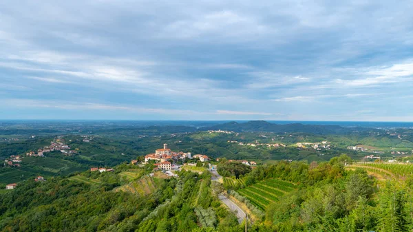 Smartno Slovenya'da Gorska Brda, yukarıdan çevreleyen üzüm bağları ile panoramik manzaralı