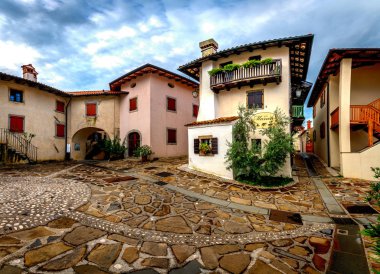 Tarihi Ortaçağ şehir, Smartno Goriska Brda, Slovenya ile şehre önde gelen narrov sokaklarında Main Square