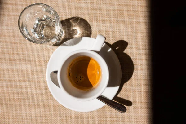 Caffe corretto, espresso ve bir kadeh içki, geleneksel İtalyan içecek genellikle grappa
