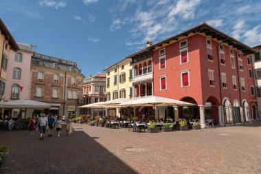 Piaza Paolo Diacono meşgul sokak kafeleri ile Cividale del Friuli içinde