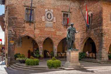 Julius Caesar, Piazza del Duomo Cividale del Friuli, İtalya içinde şehirde kurucusu bronz heykeli