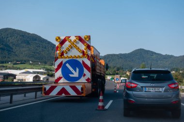 Roadbloack karayolu trafik kazası nedeniyle otomobil aktarma karayolu üzerinde