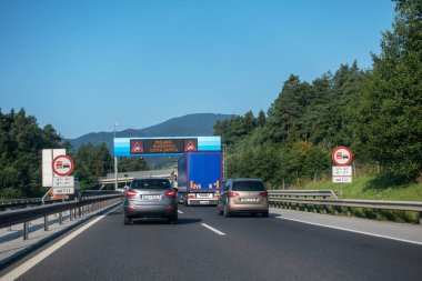 İlişkisini reçel karayolu A1 araba kazası, şerit sürücüler yolun engellendiği bildiren yukarıda dijital ekran nedeniyle üzerinde