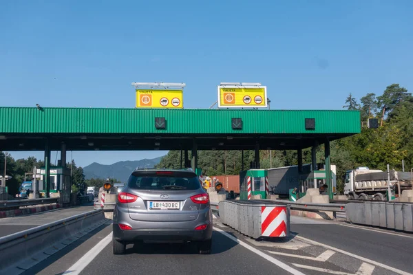 Carros parados em filas na rodovia, um acidente de carro causou engarrafamentos na estrada mais movimentada da Eslovênia entre Maribor e Liubliana — Fotografia de Stock