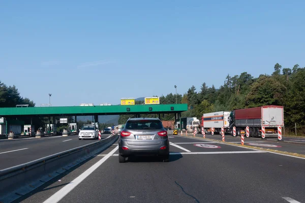 Carros parados em filas na rodovia, um acidente de carro causou engarrafamentos na estrada mais movimentada da Eslovênia entre Maribor e Liubliana — Fotografia de Stock