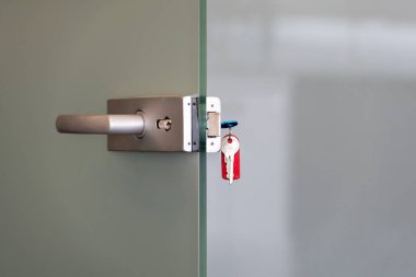 Metal alaşım kolları ve anahtarlık kilit, ev veya ofis güvenlik kavramı ile modern cam kapı