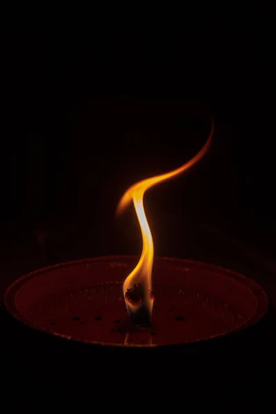 Candle flame close up on dark background, interesting flame figure — Stock Photo, Image