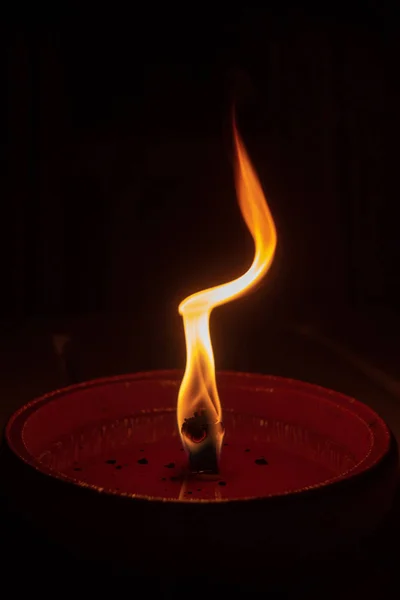 蜡烛火焰接近黑暗背景, 有趣的火焰图 — 图库照片