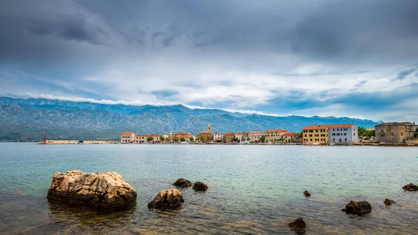 Hagyományos régi falu Vinjerac, Horvátország, a Velebit-hegység és a Paklenica nemzeti park látképe — Stock Fotó