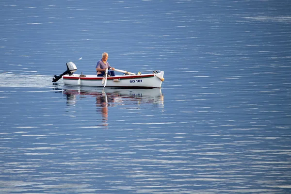 Старый традиционный рыбак в Хорватии на маленькой деревянной лодке вернулся в гавань рано утром — стоковое фото