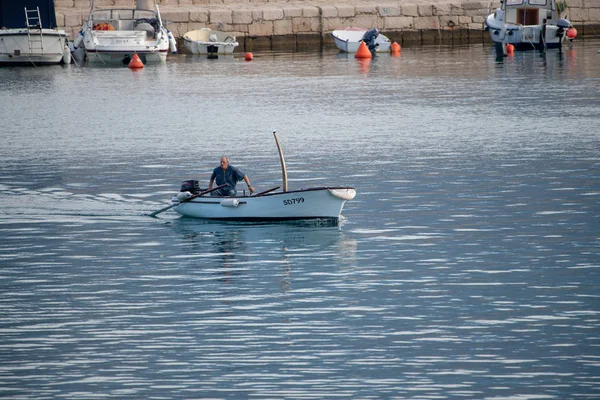Pescador em pequeno barco tradicional que entra no porto de Vinjerac, Croácia — Fotografia de Stock