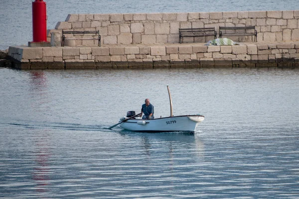 Pescador en un pequeño barco tradicional que entra en el puerto de Vinjerac, Croacia — Foto de Stock