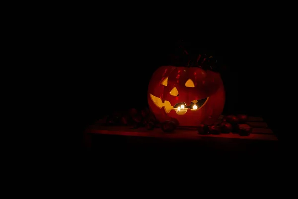 Calabaza de Halloween od fondo oscuro con castañas —  Fotos de Stock