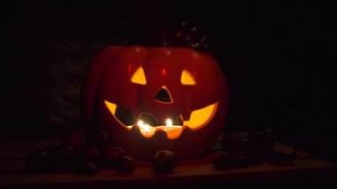 Cadılar Bayramı Balkabağı od kestane ile koyu arka plan