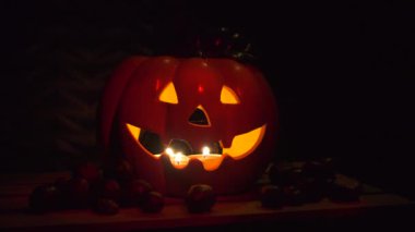 Cadılar Bayramı Balkabağı od kestane ile koyu arka plan