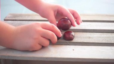 Ahşap kutu kestane ile oynayan iki küçük kız