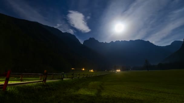 Timelapse альпійські долини вночі під повним місяцем — стокове відео
