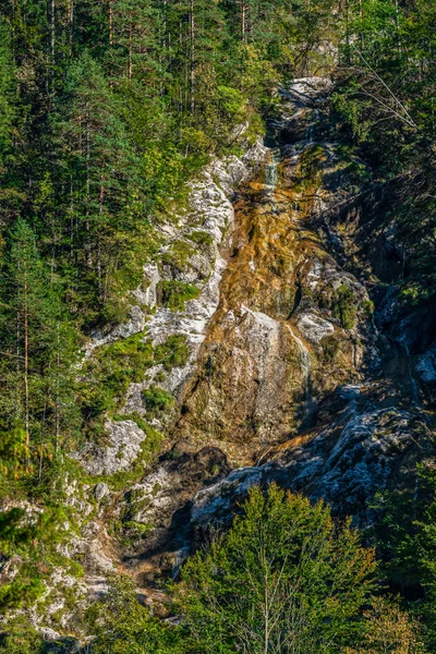 Creek fluindo sobre rochas em montanhas, pequena cachoeira — Fotografia de Stock