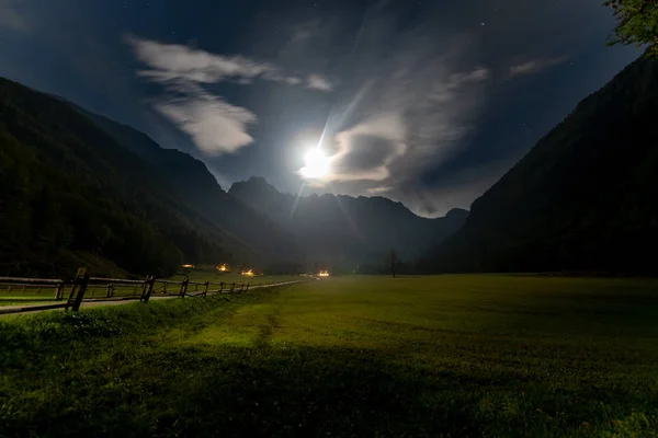Valle Alpino Por Noche Paisaje Iluminado Por Luna Llena Estrellas —  Fotos de Stock