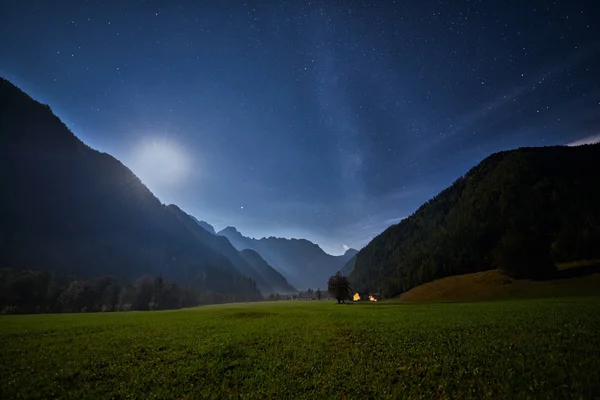 Valle alpino por la noche, valle de Logarska, Eslovenia —  Fotos de Stock