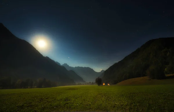 Valle alpino por la noche, valle de Logarska, Eslovenia — Foto de Stock