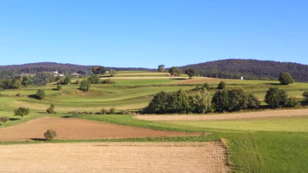 Luftflug Über Ackerland Den Europäischen Bergen Felder Und Weiden Gemischt — Stockvideo