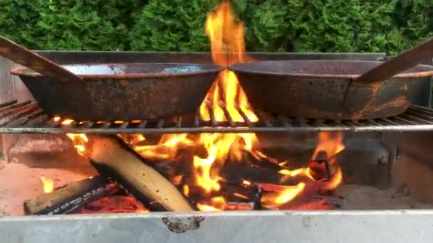 Castañas asadas sobre fuego abierto — Vídeos de Stock