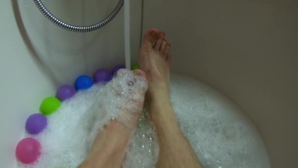 Male legs and feet in bubble bath — Stock Video