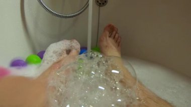 Erkek bacak ve ayaklarda köpük banyosu