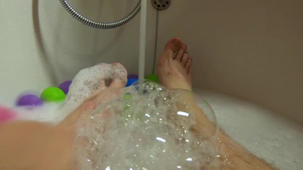 Male legs and feet in bubble bath — Stock Video