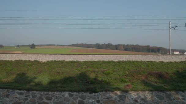 Panning shot van een lege spoorweg in het Sloveense platteland op een zonnige dag — Stockvideo