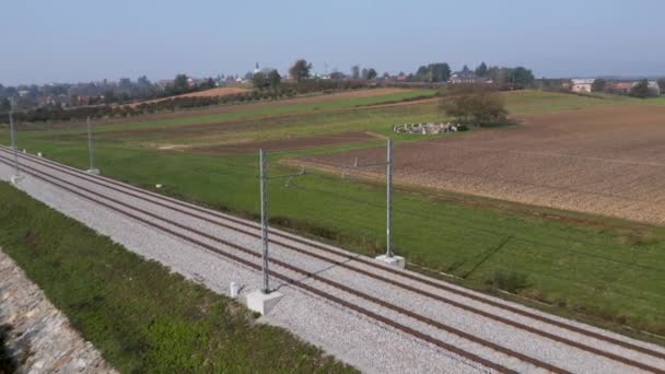 Letecký pohled na vlak sleduje, zahrnující přes venkovské zemědělské půdy v Slovinské přírodě nedaleko vesnice Cresnjevec — Stock video
