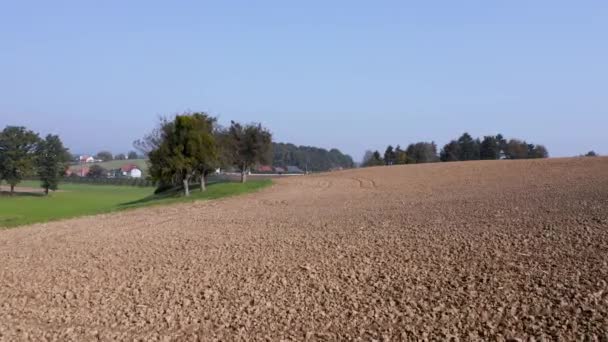 Drone skott flyger över ett sluttande fält av grödor på jordbruksmark på landsbygden i Slovenien nära byn av Cresnjevec — Stockvideo