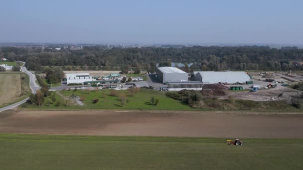 Vue aérienne d'un entrepôt de tracteurs et de l'industrie agricole en milieu rural Cresnjevec, Slovénie — Video