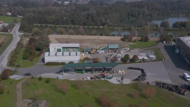 Vista aérea panorámica de un depósito de residuos y reciclado en las afueras de Cresnjevec, Eslovenia — Vídeo de stock