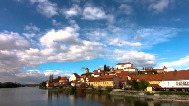 Hareketli bulutların üzerinde Ptuj, Slovenya — Stok video