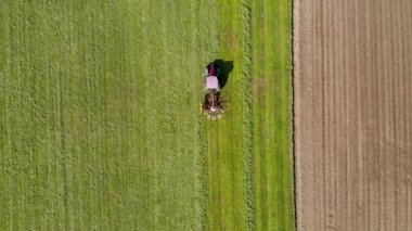 Saman, havadan görünümü üst figüre kırmızı traktör